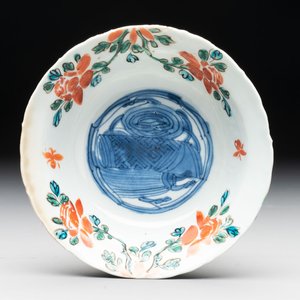 A rare Chinese iron-red and green-enamelled blue and white 'klapmuts' bowl, Wanli/late Ming — photo 1