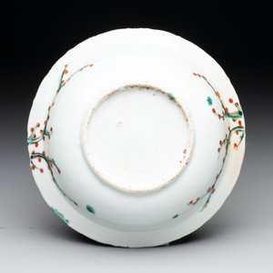 A rare Chinese iron-red and green-enamelled blue and white 'klapmuts' bowl, Wanli/late Ming — photo 2
