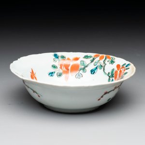 A rare Chinese iron-red and green-enamelled blue and white 'klapmuts' bowl, Wanli/late Ming — photo 3