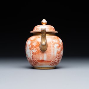 A rare Chinese iron-red-decorated and gilt 'European scene' teapot and cover, Qianlong — 照片 2