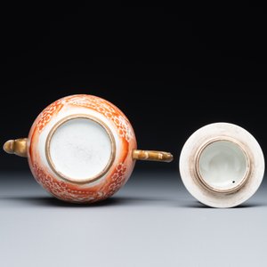 A rare Chinese iron-red-decorated and gilt 'European scene' teapot and cover, Qianlong — 照片 6