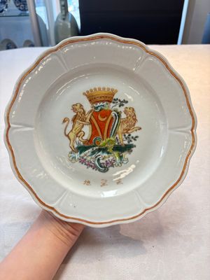 A rare Chinese lobed and inscribed armorial plate, Yang Bingguan 楊丙觀 mark, Qianlong, dated 1771 — photo 1