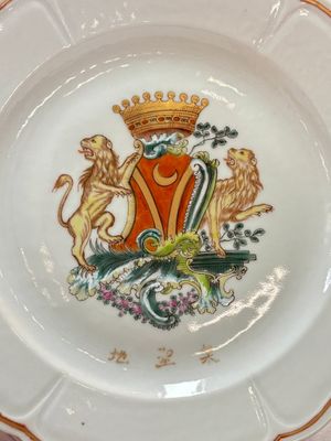 A rare Chinese lobed and inscribed armorial plate, Yang Bingguan 楊丙觀 mark, Qianlong, dated 1771 — photo 2