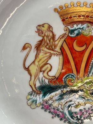 A rare Chinese lobed and inscribed armorial plate, Yang Bingguan 楊丙觀 mark, Qianlong, dated 1771 — photo 3