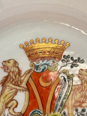A rare Chinese lobed and inscribed armorial plate, Yang Bingguan 楊丙觀 mark, Qianlong, dated 1771 — photo 4