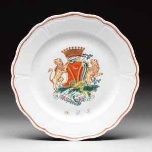 A rare Chinese lobed and inscribed armorial plate, Yang Bingguan 楊丙觀 mark, Qianlong, dated 1771 — photo 1