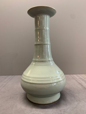 A rare Chinese Longquan celadon bottle vase, Song/Yuan — photo 1