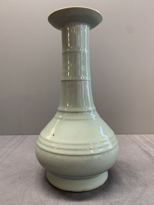 A rare Chinese Longquan celadon bottle vase, Song/Yuan — photo 2