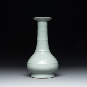 A rare Chinese Longquan celadon bottle vase, Song/Yuan — photo 1