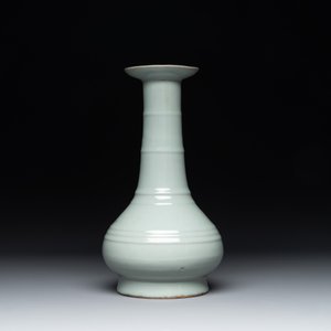 A rare Chinese Longquan celadon bottle vase, Song/Yuan — photo 2