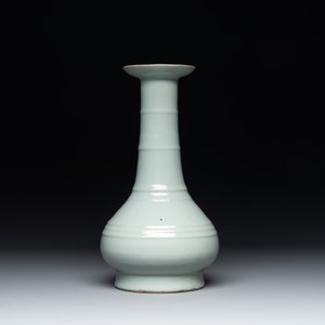 A rare Chinese Longquan celadon bottle vase, Song/Yuan — photo 4