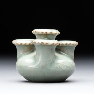 A rare Chinese Longquan celadon quadruple-neck incense holder, Southern Song — photo 1