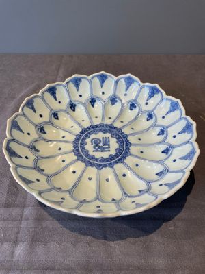 A rare Chinese lotus-shaped blue and white 'fu' dish, Kangxi mark and of the period — photo 1
