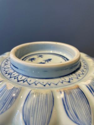 A rare Chinese lotus-shaped blue and white 'fu' dish, Kangxi mark and of the period — photo 15