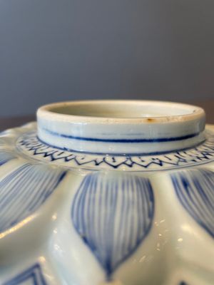 A rare Chinese lotus-shaped blue and white 'fu' dish, Kangxi mark and of the period — photo 7