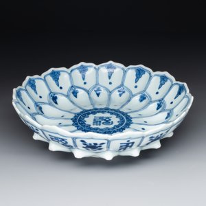 A rare Chinese lotus-shaped blue and white 'fu' dish, Kangxi mark and of the period — photo 2