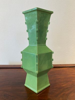 A rare Chinese lozenge-shaped monochrome lime-green-glazed vase, Republic — photo 1