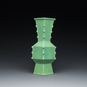 A rare Chinese lozenge-shaped monochrome lime-green-glazed vase, Republic — photo 4