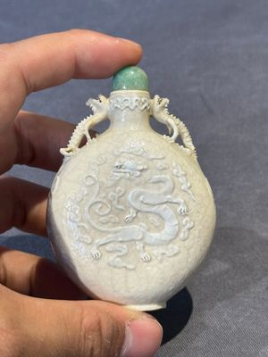 A rare Chinese monochrome ge-type 'chilong' snuff bottle with jadeite stopper, Qianlong mark and of the period — foto 1