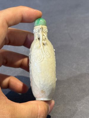A rare Chinese monochrome ge-type 'chilong' snuff bottle with jadeite stopper, Qianlong mark and of the period — foto 2