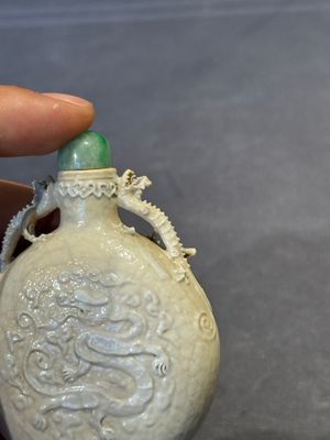 A rare Chinese monochrome ge-type 'chilong' snuff bottle with jadeite stopper, Qianlong mark and of the period — foto 3