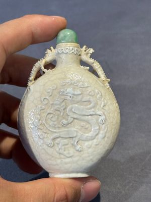 A rare Chinese monochrome ge-type 'chilong' snuff bottle with jadeite stopper, Qianlong mark and of the period — foto 4