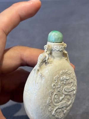 A rare Chinese monochrome ge-type 'chilong' snuff bottle with jadeite stopper, Qianlong mark and of the period — foto 5