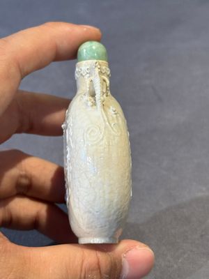 A rare Chinese monochrome ge-type 'chilong' snuff bottle with jadeite stopper, Qianlong mark and of the period — foto 6