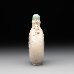 A rare Chinese monochrome ge-type 'chilong' snuff bottle with jadeite stopper, Qianlong mark and of the period — foto 2