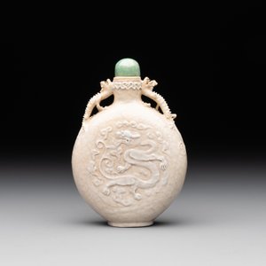 A rare Chinese monochrome ge-type 'chilong' snuff bottle with jadeite stopper, Qianlong mark and of the period — foto 3