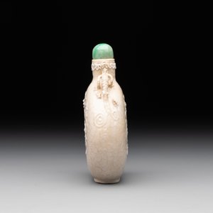 A rare Chinese monochrome ge-type 'chilong' snuff bottle with jadeite stopper, Qianlong mark and of the period — foto 4