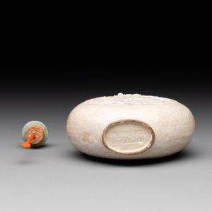 A rare Chinese monochrome ge-type 'chilong' snuff bottle with jadeite stopper, Qianlong mark and of the period — foto 6