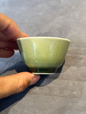 A rare Chinese monochrome peachbloom-glazed cup, Qianlong mark and of the period — foto 1