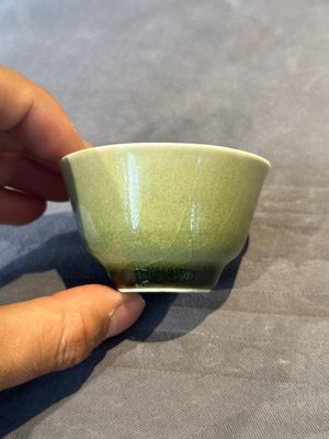 A rare Chinese monochrome peachbloom-glazed cup, Qianlong mark and of the period — foto 2