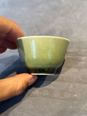 A rare Chinese monochrome peachbloom-glazed cup, Qianlong mark and of the period — foto 3
