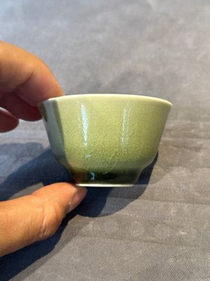 A rare Chinese monochrome peachbloom-glazed cup, Qianlong mark and of the period — foto 4
