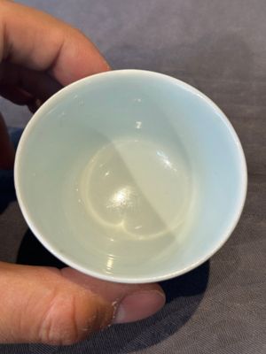 A rare Chinese monochrome peachbloom-glazed cup, Qianlong mark and of the period — foto 5