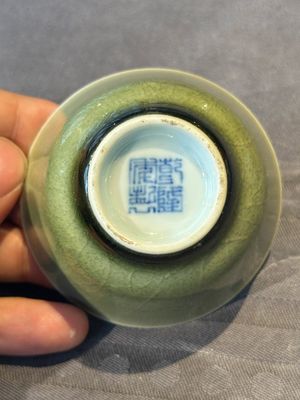 A rare Chinese monochrome peachbloom-glazed cup, Qianlong mark and of the period — foto 6