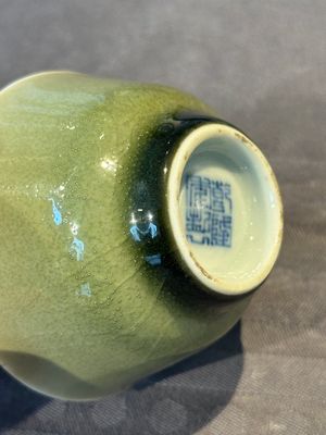 A rare Chinese monochrome peachbloom-glazed cup, Qianlong mark and of the period — foto 7