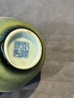 A rare Chinese monochrome peachbloom-glazed cup, Qianlong mark and of the period — foto 8