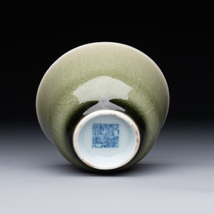 A rare Chinese monochrome peachbloom-glazed cup, Qianlong mark and of the period — foto 5