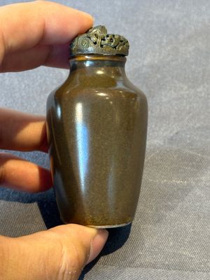 A rare Chinese monochrome teadust-glazed snuff bottle with a bronze 'dragon' stopper, 18/19th C. — 照片 1