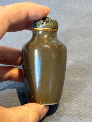 A rare Chinese monochrome teadust-glazed snuff bottle with a bronze 'dragon' stopper, 18/19th C. — 照片 2