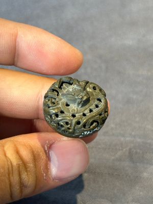 A rare Chinese monochrome teadust-glazed snuff bottle with a bronze 'dragon' stopper, 18/19th C. — 照片 7