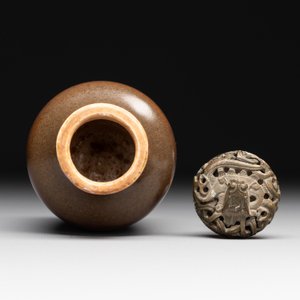 A rare Chinese monochrome teadust-glazed snuff bottle with a bronze 'dragon' stopper, 18/19th C. — 照片 3