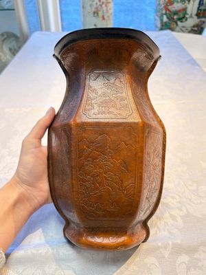A rare Chinese moulded gourd wall pocket vase with landscape design, Guangxu mark and of the period — photo 1
