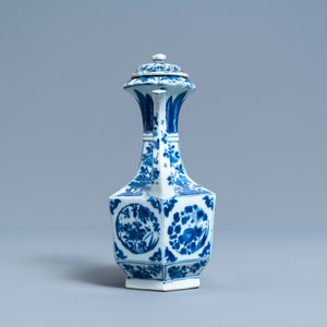A rare Chinese octagonal blue and white kendi and cover, Kangxi — photo 3