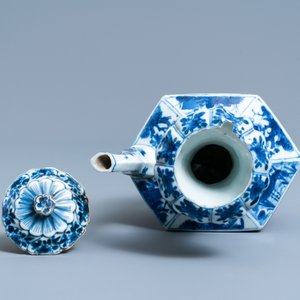 A rare Chinese octagonal blue and white kendi and cover, Kangxi — photo 6