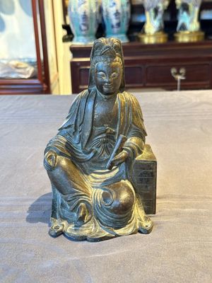 A rare Chinese parcel-gilt and lacquered pewter Guanyin, 17/18th C. — 照片 1