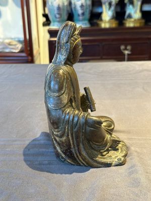 A rare Chinese parcel-gilt and lacquered pewter Guanyin, 17/18th C. — 照片 2